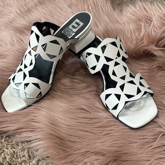 Elegant White Cutout Sandals - Picture 1 of 4